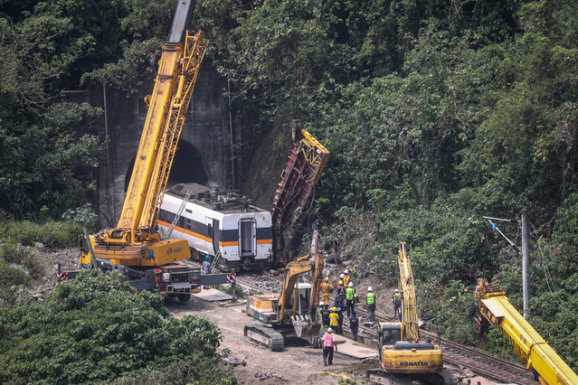 太魯閣號出軌事故 工程車吊離邊坡（中央社）