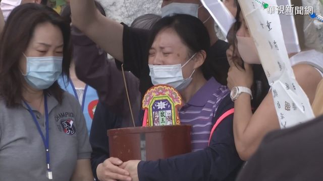 出軌事故持續拉出車廂 家屬哀慟招魂