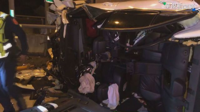 國二機場系統轎車自撞翻 男駕駛受困