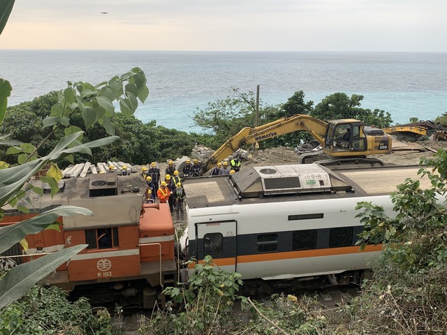 快訊》第5節車廂移出明顯變形 第6節下方仍卡遺體