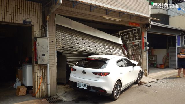 16歲少年無照駕駛 疑車速過快撞民宅