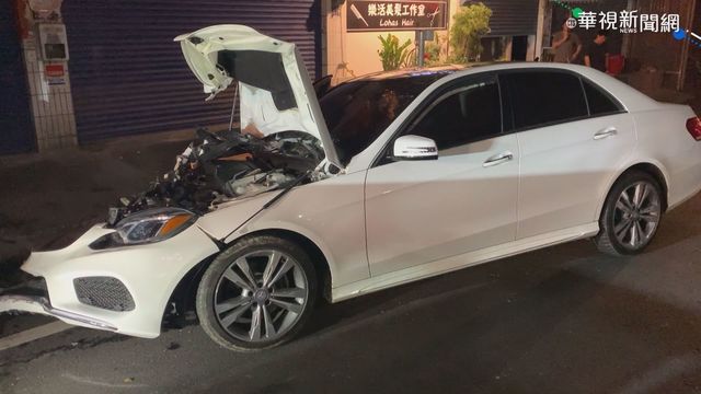 轎車酒駕連環撞 路邊小貨車.電桿遭殃