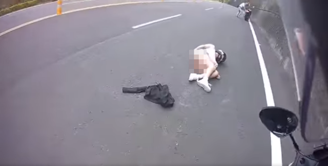 疑油門催太猛 女子跌落重機險遭輾