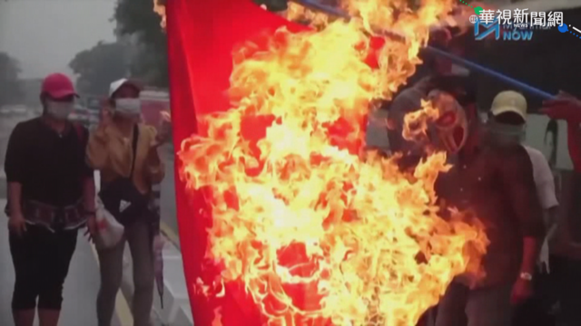 不滿中國護航軍政府 緬民怒焚五星旗