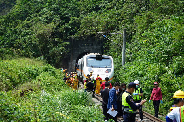 台鐵太魯閣號408車次（樹林往台東）2日上午在花蓮縣 大清水隧道發生出軌事故，造成車廂脫節變形，多人受 困。消防人員在現場全力搶救，並協助將傷者送醫。（中央社）