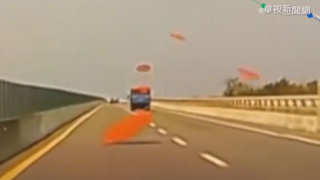 西濱11張圓桌噴飛!險砸對向油罐車