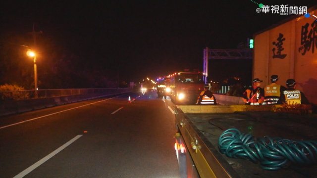 國一南下后里路段 2大貨車深夜追撞