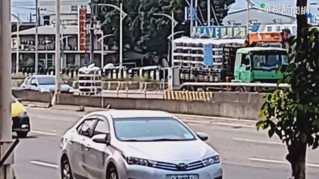 載送水塔掉快速道路 駕駛竟倒車撿