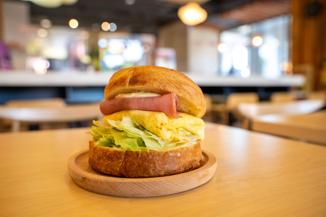 早餐新選擇！摩斯新品「火腿歐姆可頌堡」登場