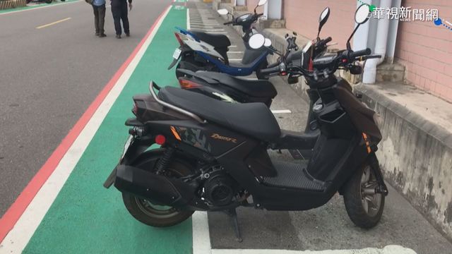 傻眼設計! 嘉市機車格在人行道內遭批
