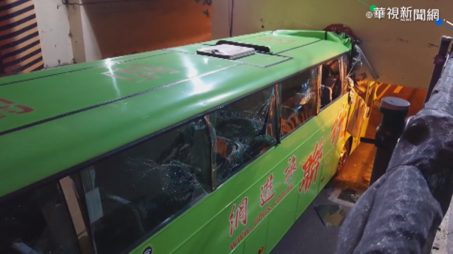 統聯客運撞台南陸橋 車頭削去一半!