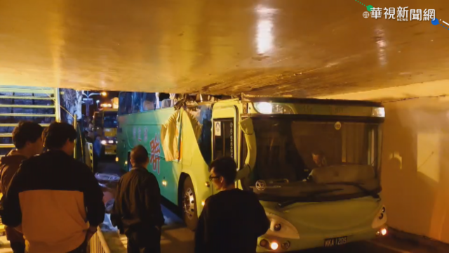 統聯誤闖機車道「車頭削半」 恍神駕駛嘆：要賠很多錢