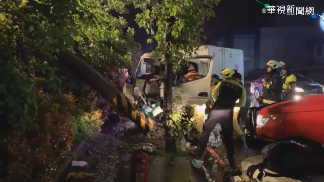 超商物流車撞倒電線桿 駕駛受困車內