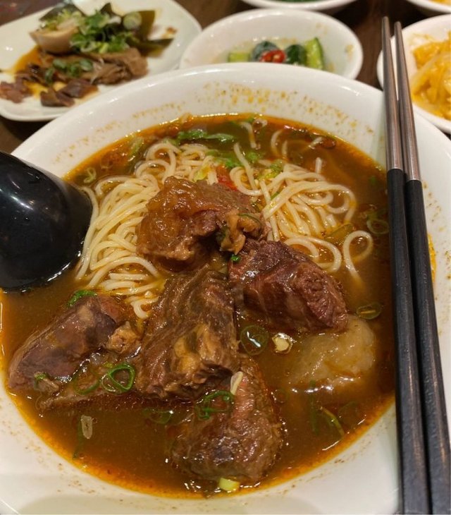 彷佛回到小時候！他驚「25元牛肉麵」 肉多麵好吃