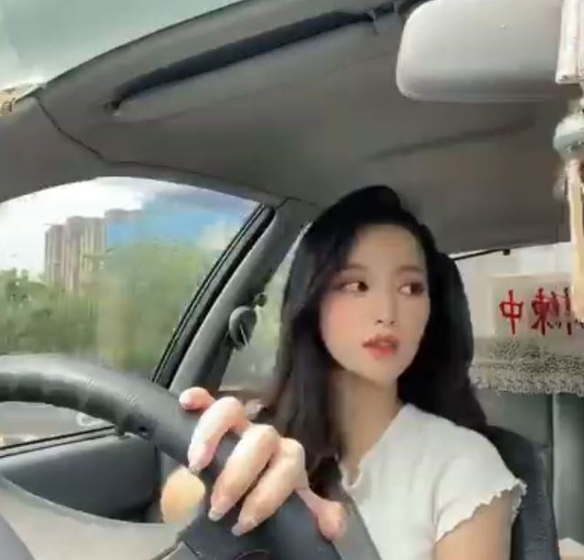 學開車「危險動作」挨批 蔡瑞雪反駁：我沒有滑手機！