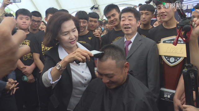 慧燈高中HBL封王 教練兌現諾言剃光頭