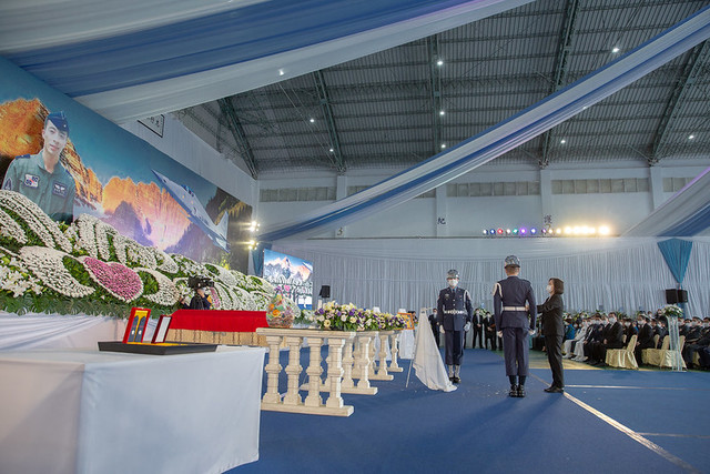 蔡英文在司儀引領下於靈前獻花圈，行三鞠躬禮致祭。(總統府提供)