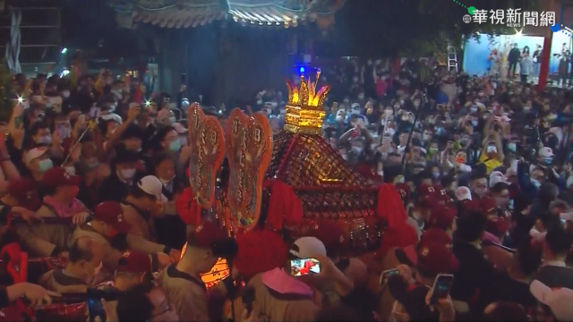 大甲媽遶境起駕 數萬民眾塞爆廟埕