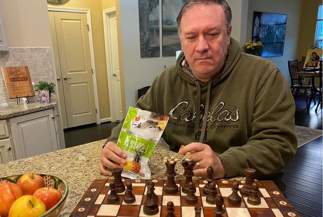 卸任後持續挺台！龐培歐PO出享用「台灣鳳梨乾」照