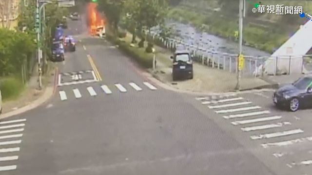 駕駛疑精神不濟 自撞4車燒成火球