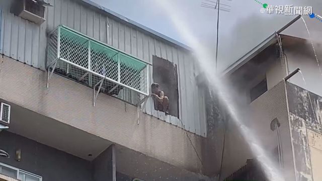 台中6樓加蓋鐵皮屋大火 男跨窗求救