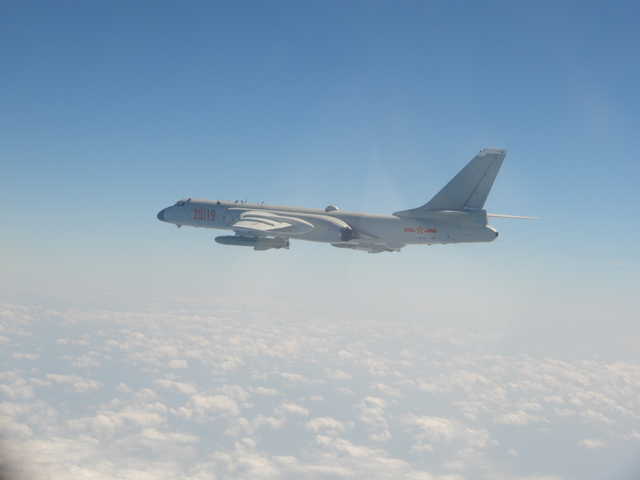 共機連10天闖我西南空域 25架創新高