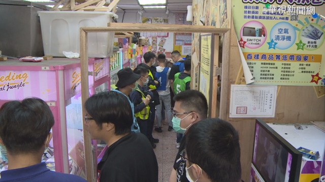 賭場藏身夾娃娃機店 警扮客人逮31人