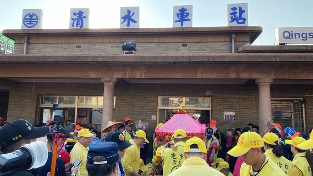 白沙屯媽祖停駕清水車站 信眾：媽祖來給台鐵加持