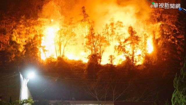 魚池尖山大火 空勤從日月潭取水救火