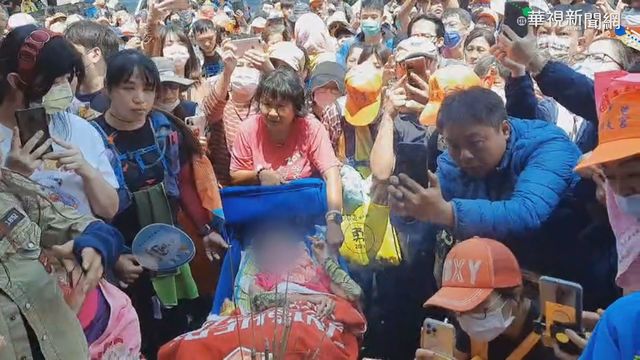 白沙屯媽進香 母推腦麻兒爭睹鑾轎