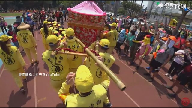 輪椅上開唱 街頭藝人為進香隊伍打氣