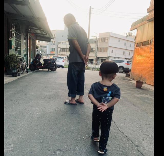 阿公帶大的小孩！他曬「背影照」破萬人笑翻認證