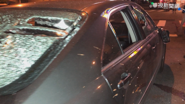 惡煞街頭逞兇 攔車持刀棍狂砸後逃逸