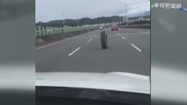 隱形人推動? 輪胎大街翻滾近30秒!