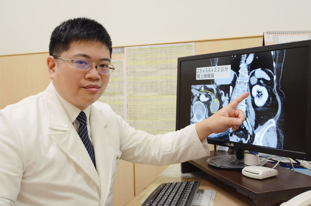 醫師許竣凱提醒高血壓患者，在服用控制藥物後若不見好轉，就應盡速就醫，避免延誤治療。（台北慈濟醫院提供）