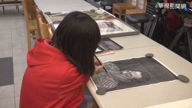 罹罕病雙手萎縮 高三女畫出精彩人生