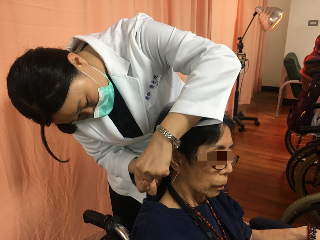 中醫科醫師賴卉蓮診療示意圖，非新聞當事人。（衛福部立南投醫院提供）