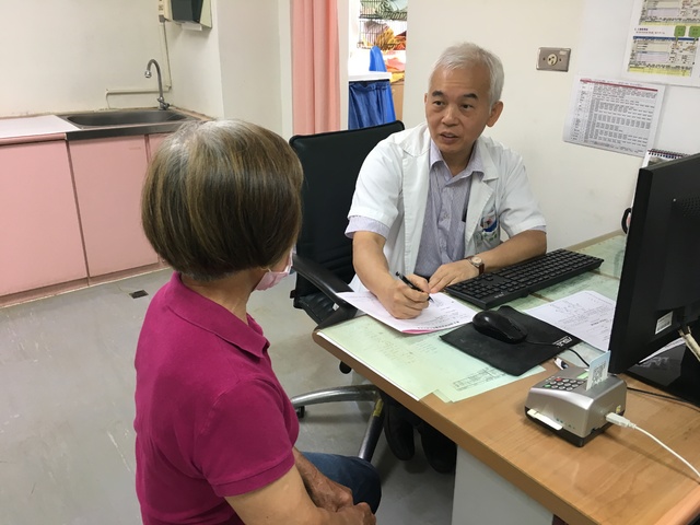 泌尿科醫師李昇平看診示意圖，非新聞當事人。（衛福部立南投醫院提供）