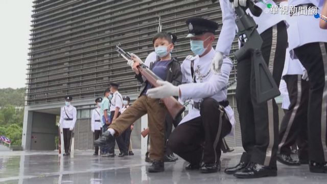 港國安教育日 小朋友玩水槍仿警鎮壓