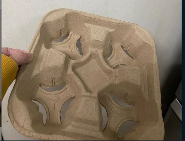 網友指出麥當勞所附的紙杯架有個臭味。（翻攝自Dcard）