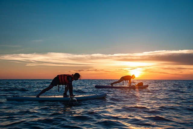 在夕陽下與日出時進行SUP立槳更添美感