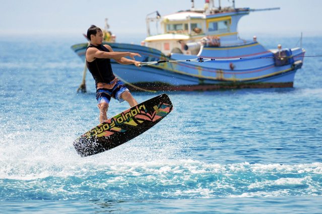 透過寬板滑水體驗站在浪頭上隨時失速的驚險