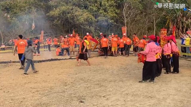 高雄宮廟過火傳意外 24名信徒腳灼傷