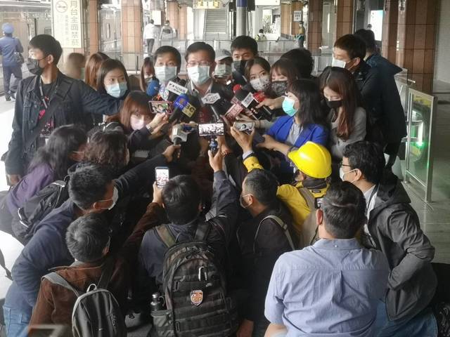 台鐵出軌路段今通車 林佳龍搭05:27首班車