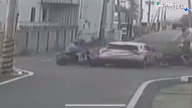 轎車十字路口遭機車連撞 3騎士噴飛
