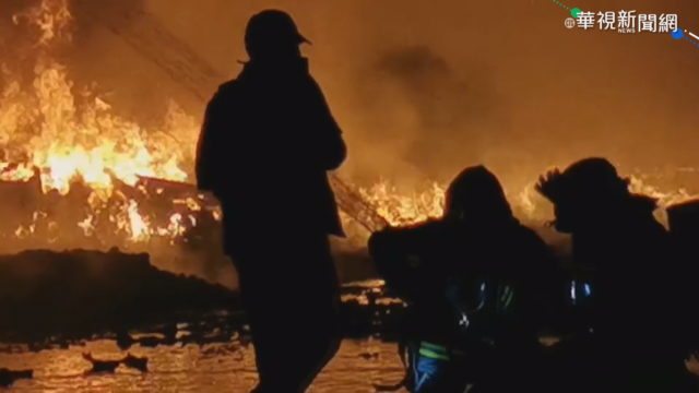 資源回收場大火 消防員搶救遭砸傷