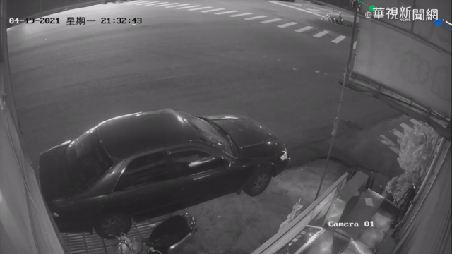 轎車躲警飆速逃 機車遭撞進檳榔攤