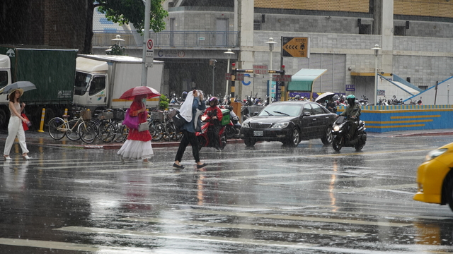 鄭明典曝「今午後有對流訊號」中南部山區可望降雨