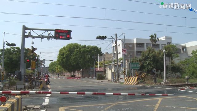 平交道柵欄故障 駕駛衝下車幫指揮