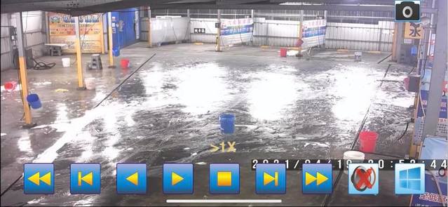 （少年們洗車場嬉戲後，未將現場清乾淨逕自離去。／翻攝自臉書社團「鳳山人在地大小事」。）